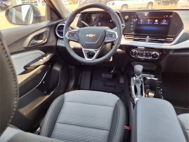 2025 Chevrolet Trax LT photo 4