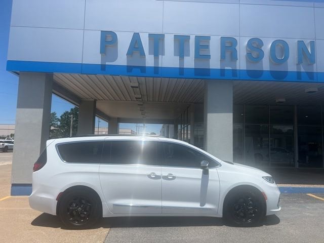 2023 Chrysler Pacifica Limited's photo
