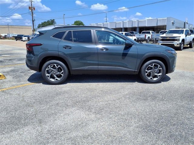 2025 Chevrolet Trax LT photo 2
