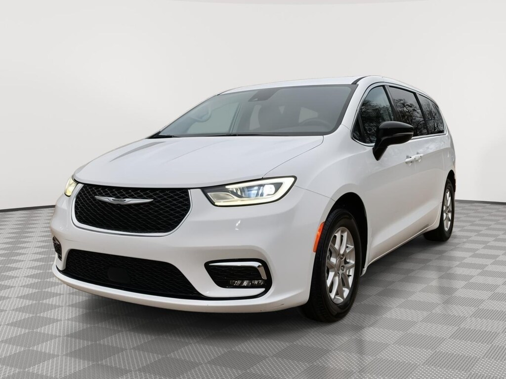 Used 2024 Chrysler Pacifica TOURING L