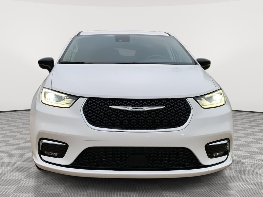 Used 2024 Chrysler Pacifica TOURING L