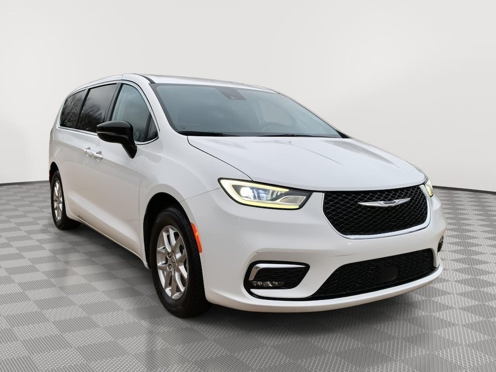 Used 2024 Chrysler Pacifica TOURING L