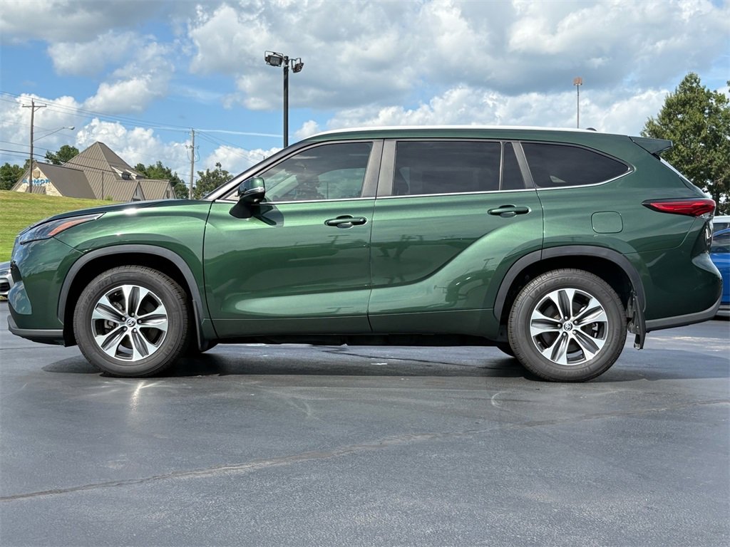 2023 Toyota Highlander L photo 2