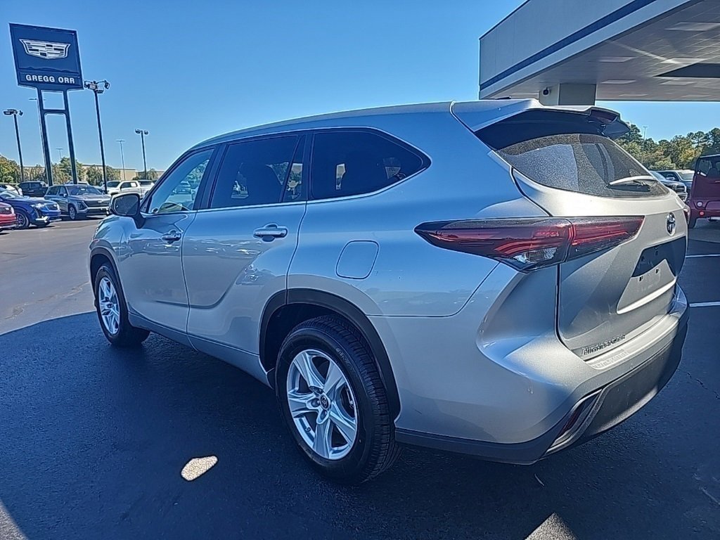 2024 Toyota Highlander LE photo 3