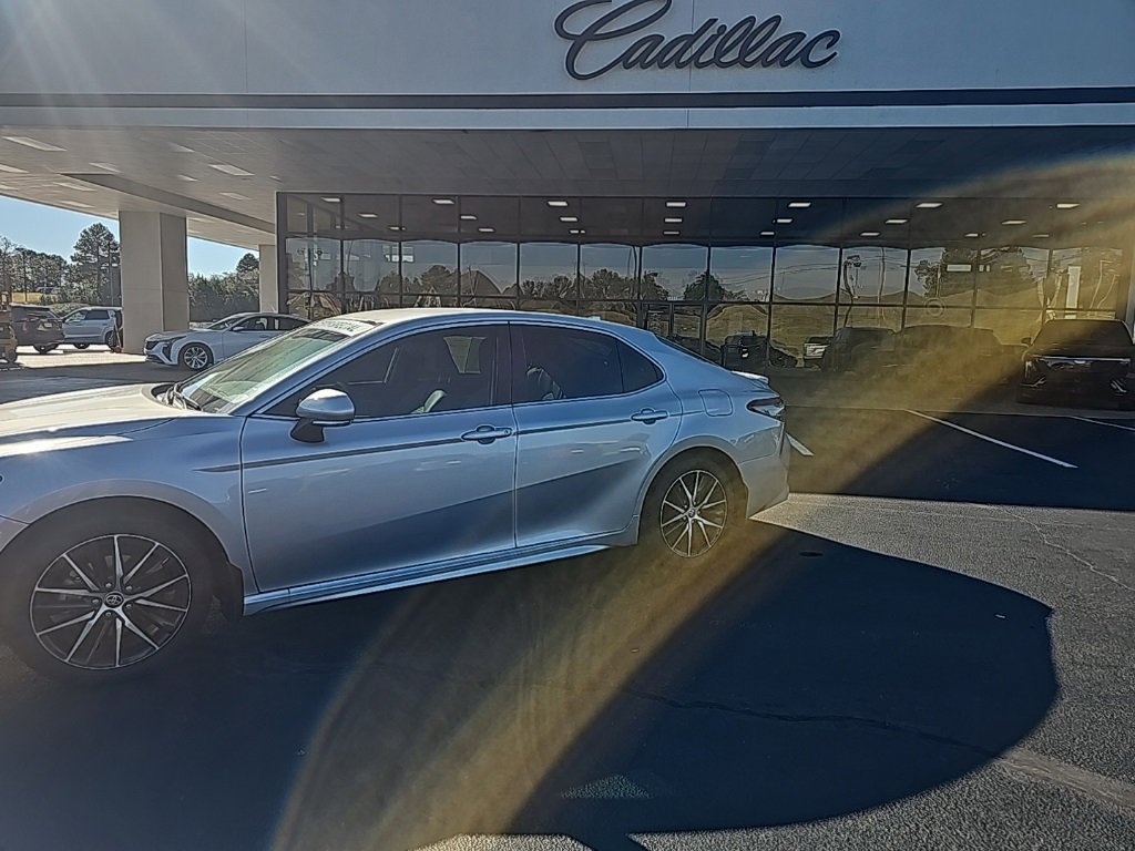 2024 Toyota Camry Hybrid SE photo 2