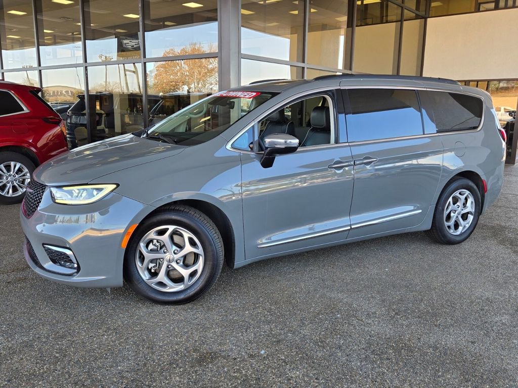 2023 Chrysler Pacifica Limited's photo
