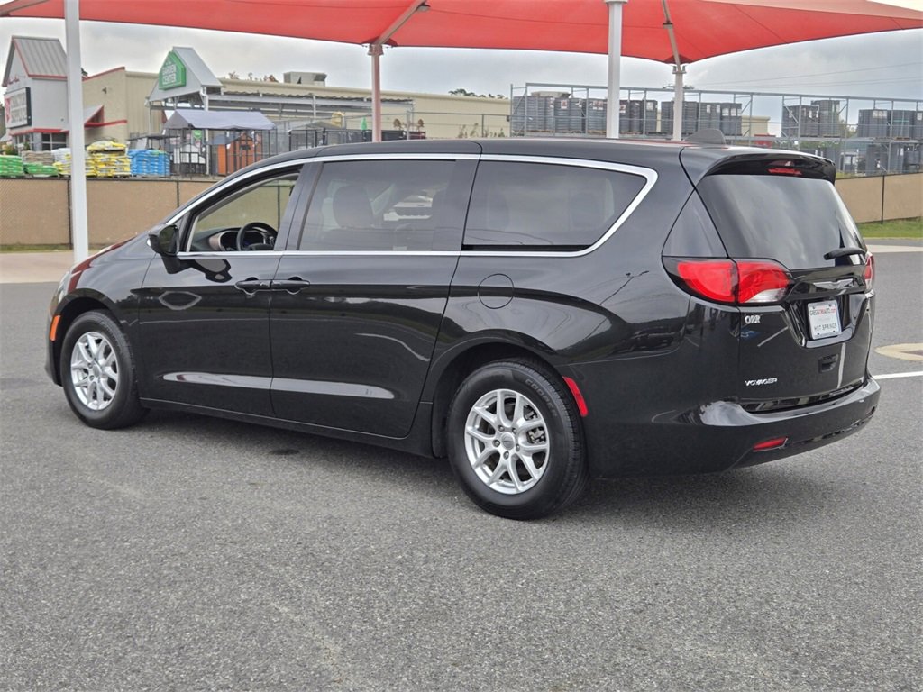 2022 Chrysler Voyager LX photo 3