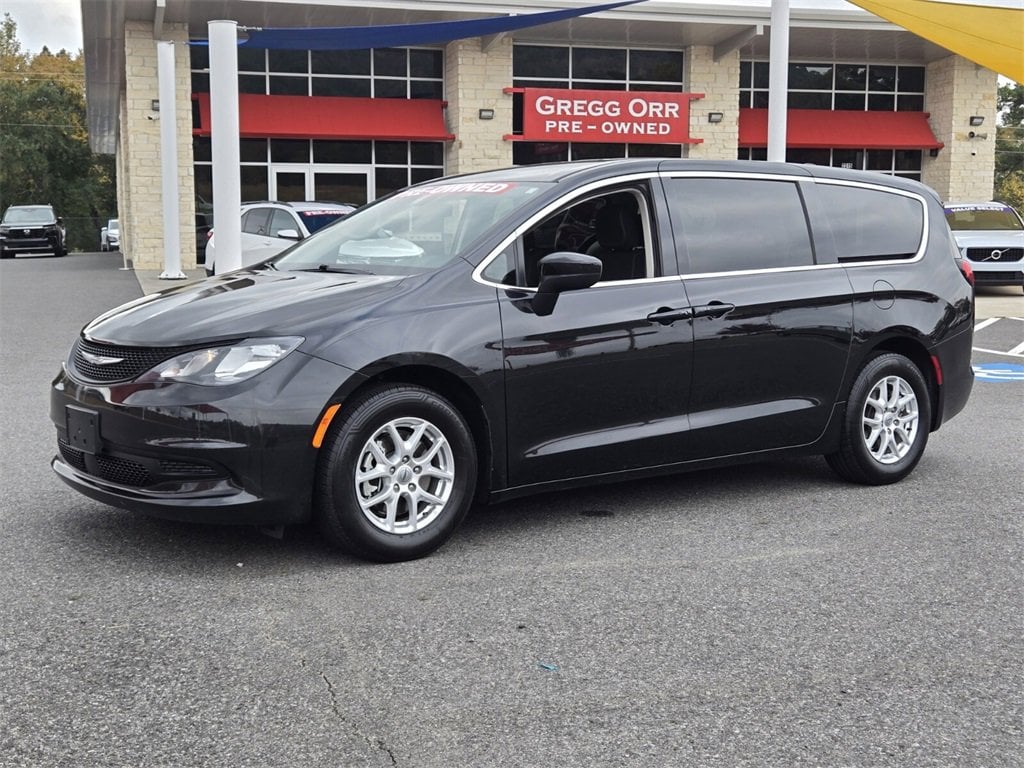 2022 Chrysler Voyager LX's photo