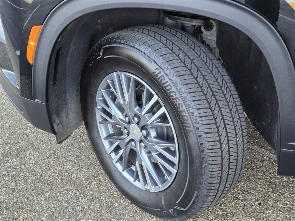 2025 Chevrolet Traverse photo 2