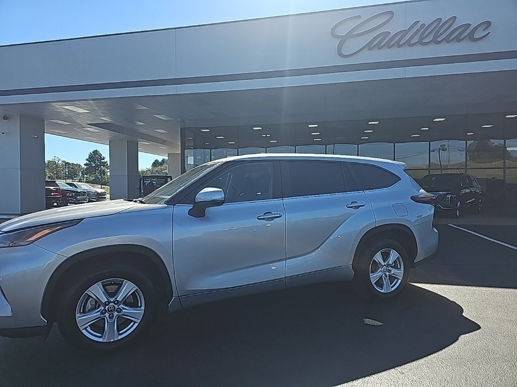 2024 Toyota Highlander LE photo 2