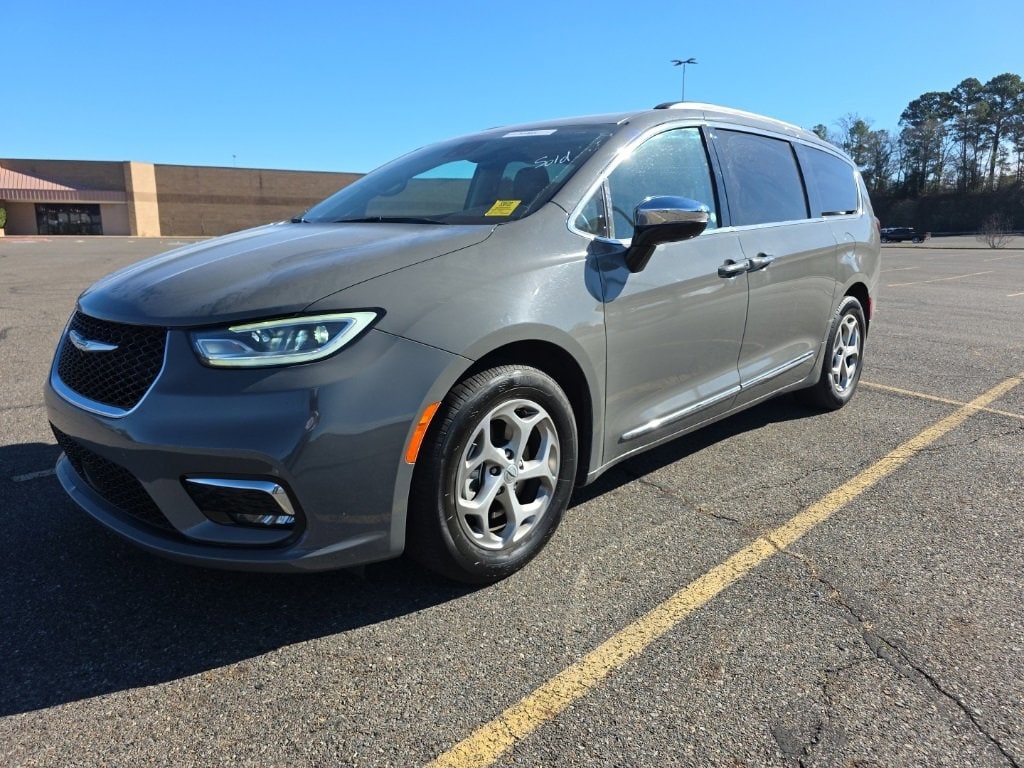 2023 Chrysler Pacifica Limited's photo