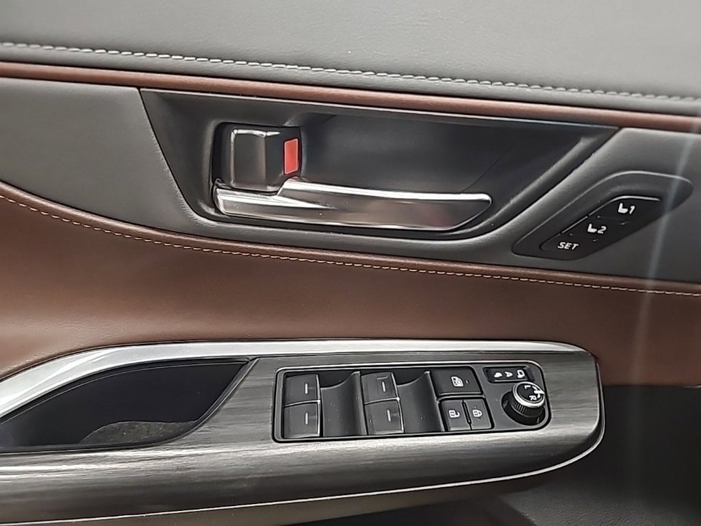 Used 2023 Toyota Venza LE