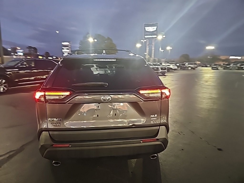 2023 Toyota RAV4 XLE photo 3