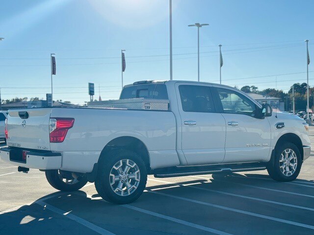 2017 Nissan Titan SV photo 2