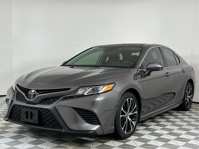 2020 Toyota Camry SE photo 3