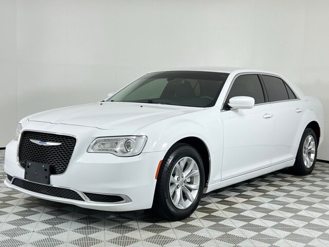 2023 Chrysler 300 Touring photo 3