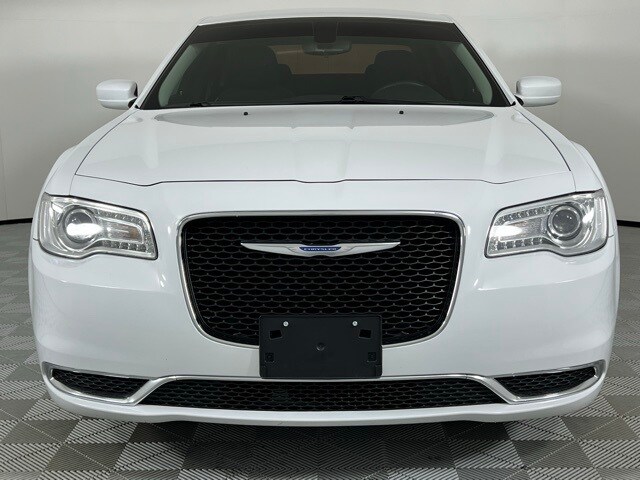 2023 Chrysler 300 Touring photo 2