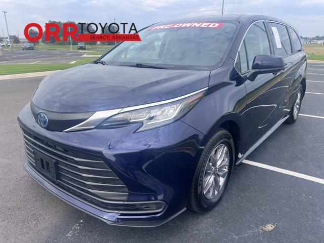 2023 Toyota Sienna LE's photo