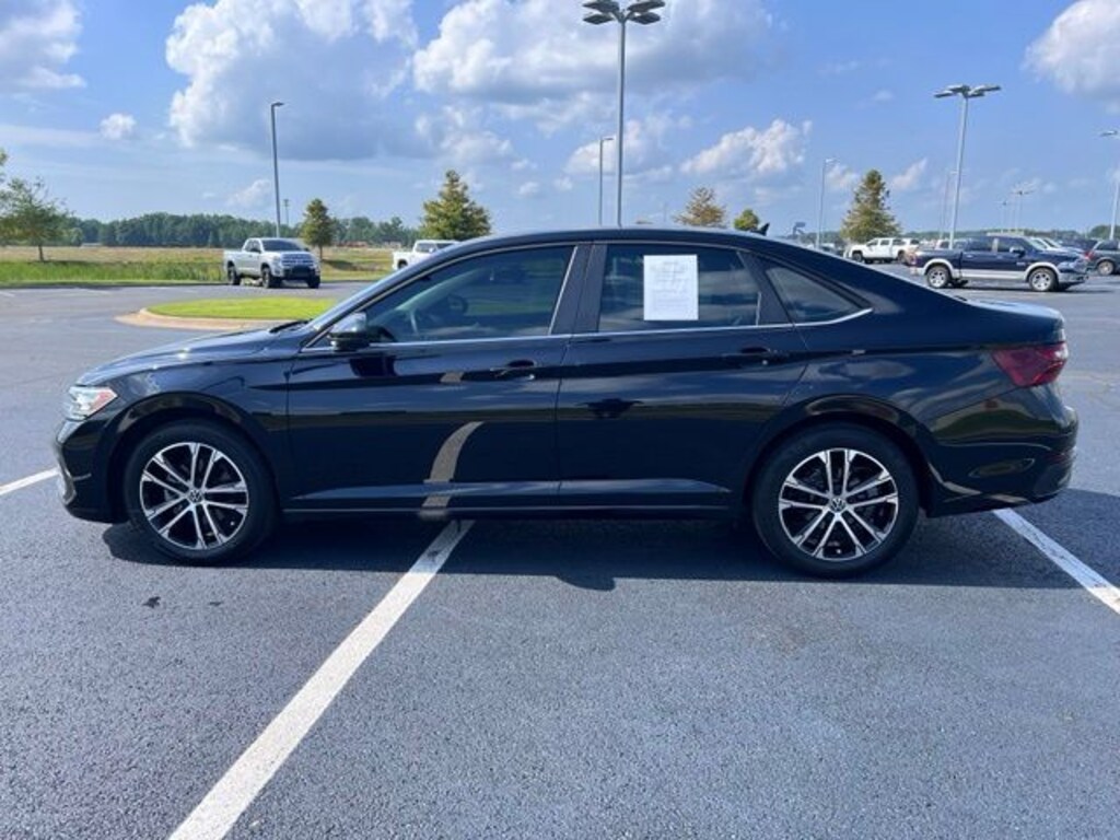 Used 2024 Volkswagen Jetta 1.5T SE Sedan