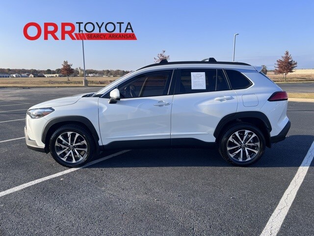 2022 Toyota Corolla Cross XLE photo 2