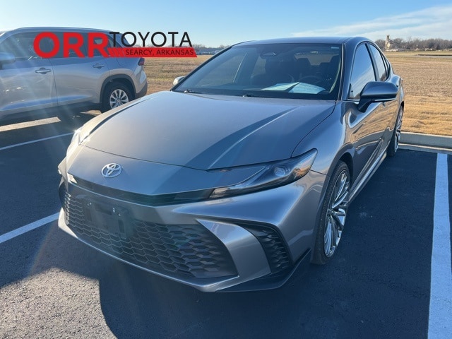 2025 Toyota Camry SE's photo