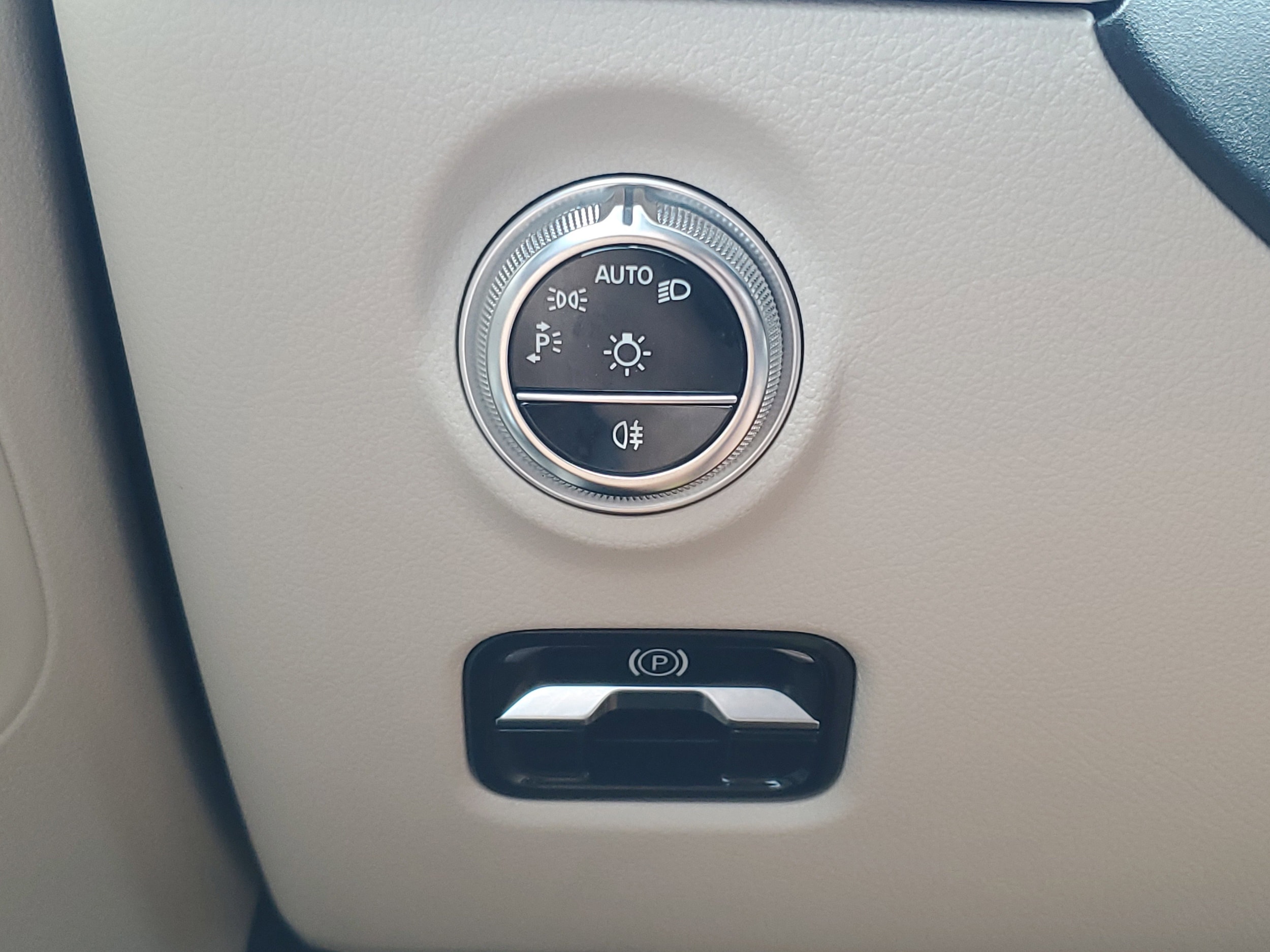 2025 Mercedes-Benz C-Class Sedan C 300 - Photo 27