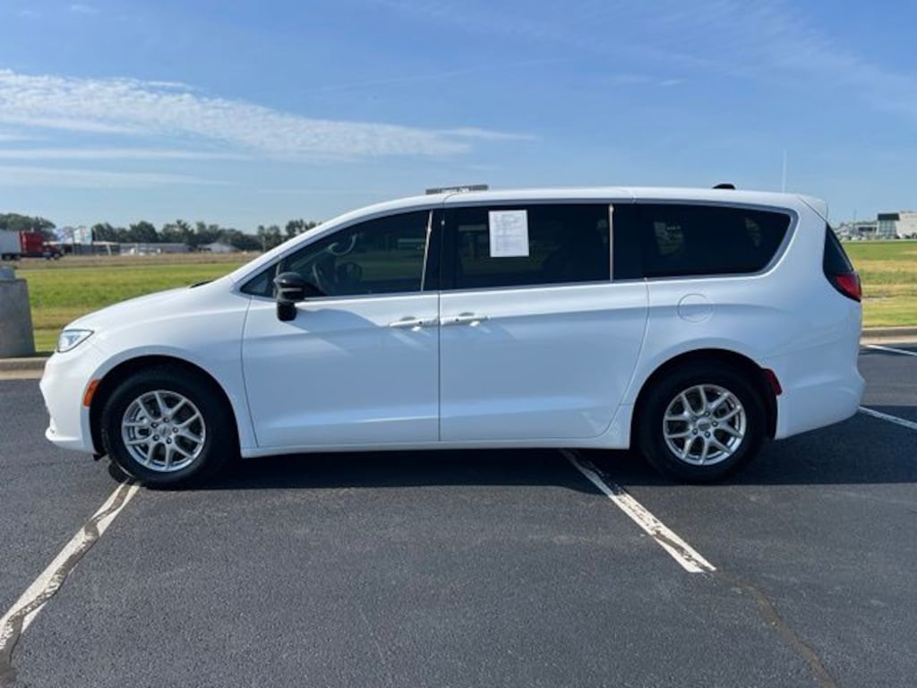 Used 2025 Chrysler Pacifica Select Van Passenger Van