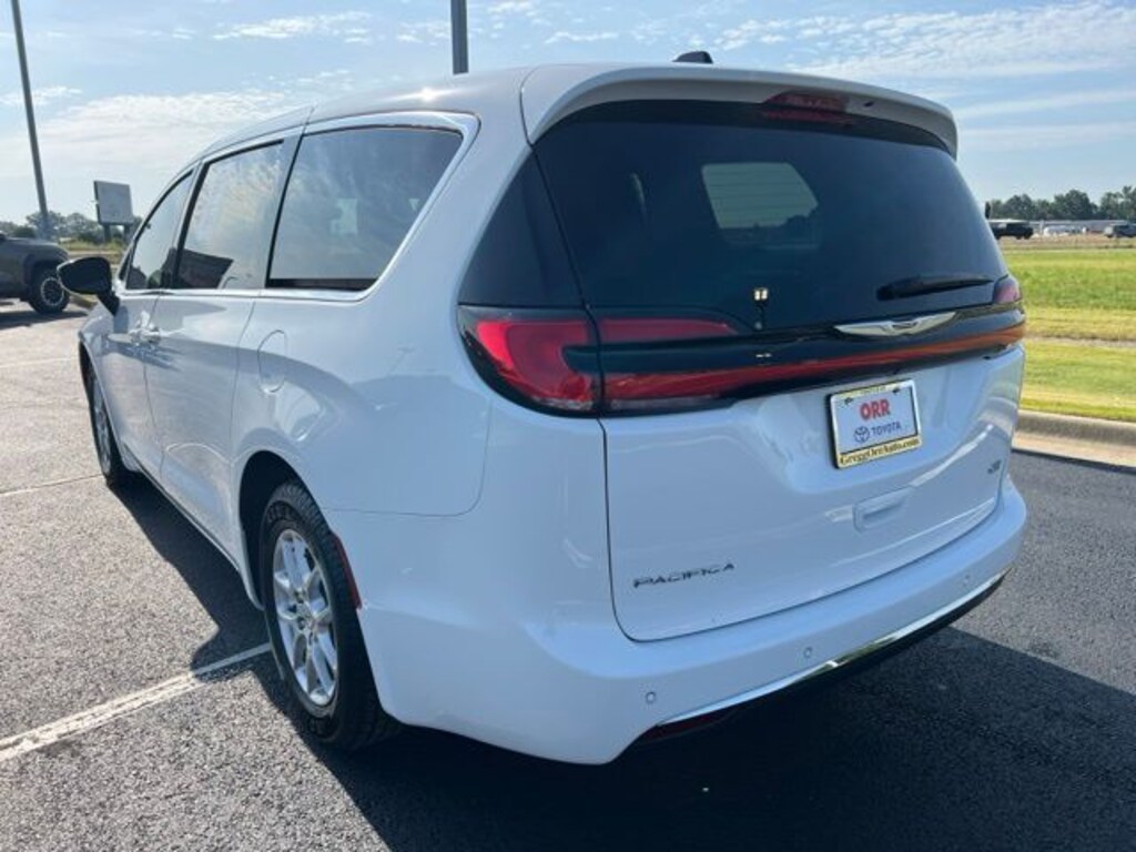Used 2025 Chrysler Pacifica Select Van Passenger Van