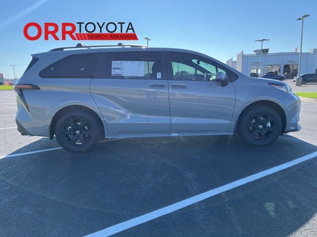 2025 Toyota Sienna Woodland Edition photo 4