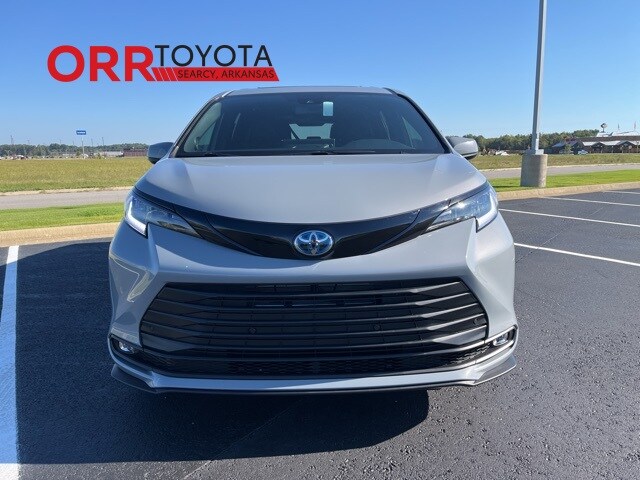 2025 Toyota Sienna Woodland Edition photo 2