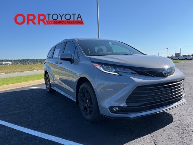 2025 Toyota Sienna Woodland Edition photo 3