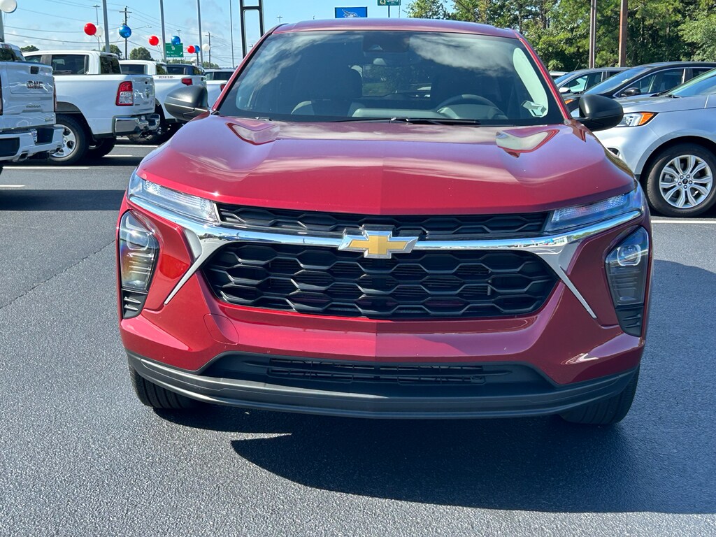 2025 Chevrolet Trax LS photo 2