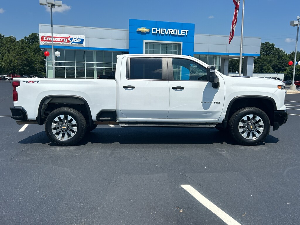 2024 Chevrolet Silverado 2500HD Custom photo 3