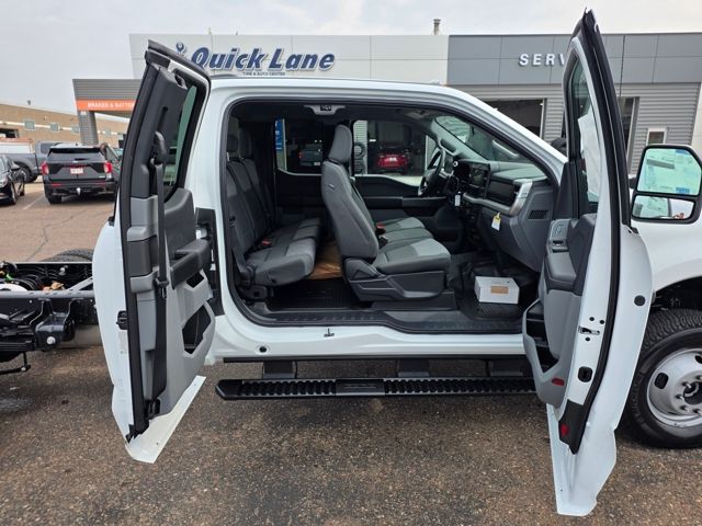 2025 Ford F-350 Super Duty Chassis Cab XLT - Photo 9