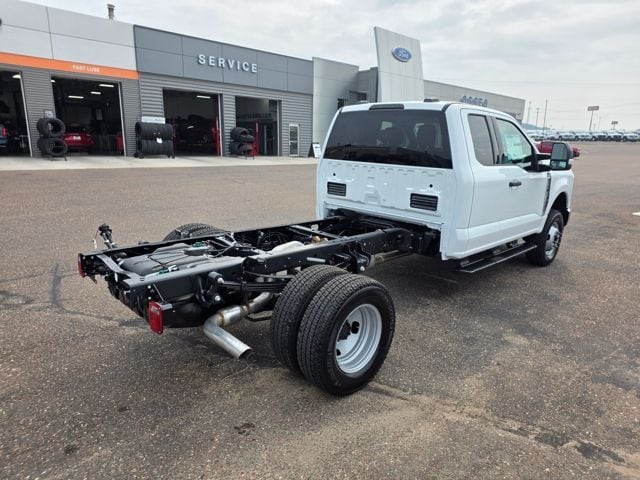 2025 Ford F-350 Super Duty Chassis Cab XLT - Photo 6