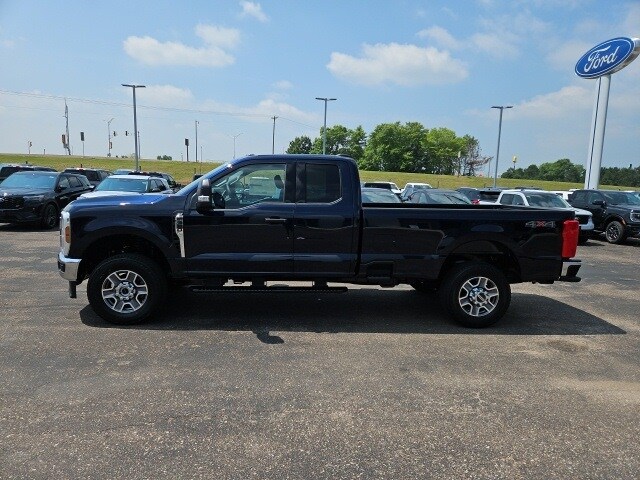2025 Ford F-350 XLT photo 4