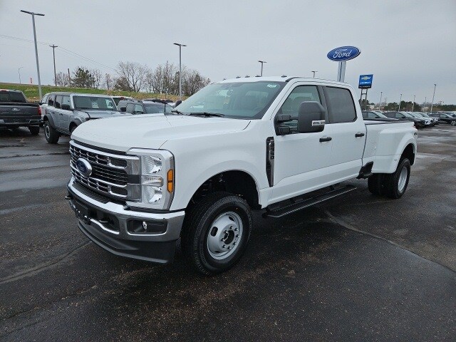 2025 Ford F-350 XLT photo 3
