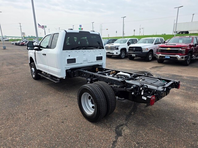 2025 Ford F-350 XLT photo 4