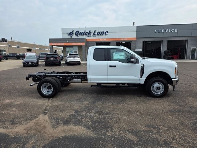2025 Ford F-350 Super Duty Chassis Cab XLT - Photo 7