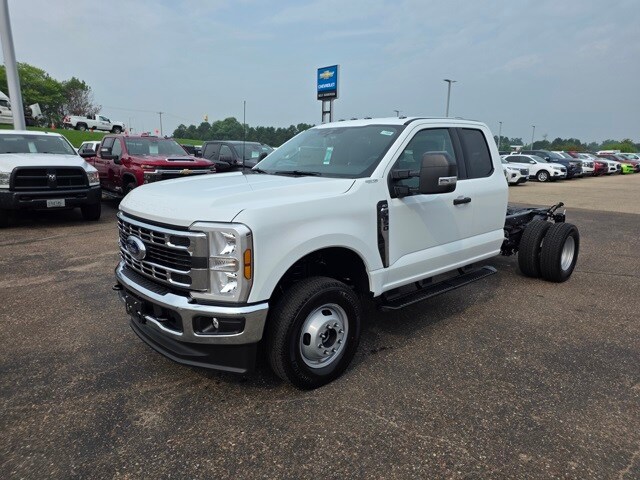 2025 Ford F-350 XLT photo 2