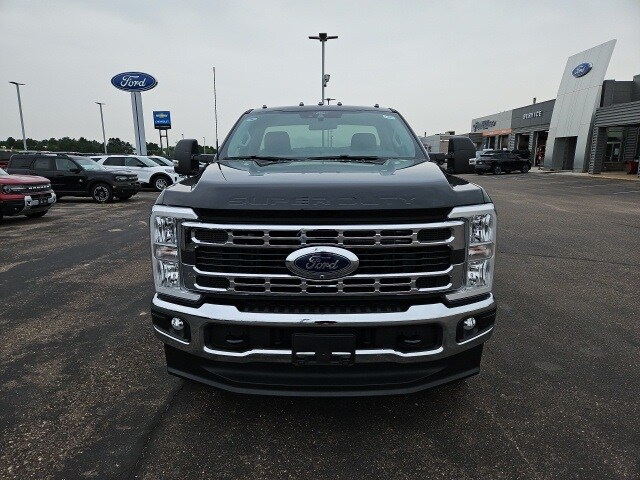 2025 Ford F-250 XLT photo 2