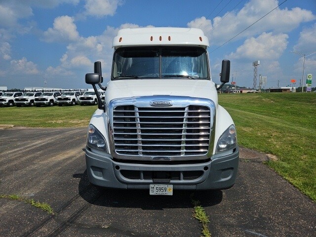 2019 Freightliner Cascadia 125" Sleeper Cab photo 2