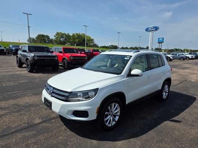 2017 Volkswagen Tiguan Wolfsburg Edition photo 3