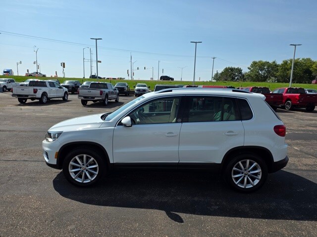 2017 Volkswagen Tiguan Wolfsburg Edition photo 4