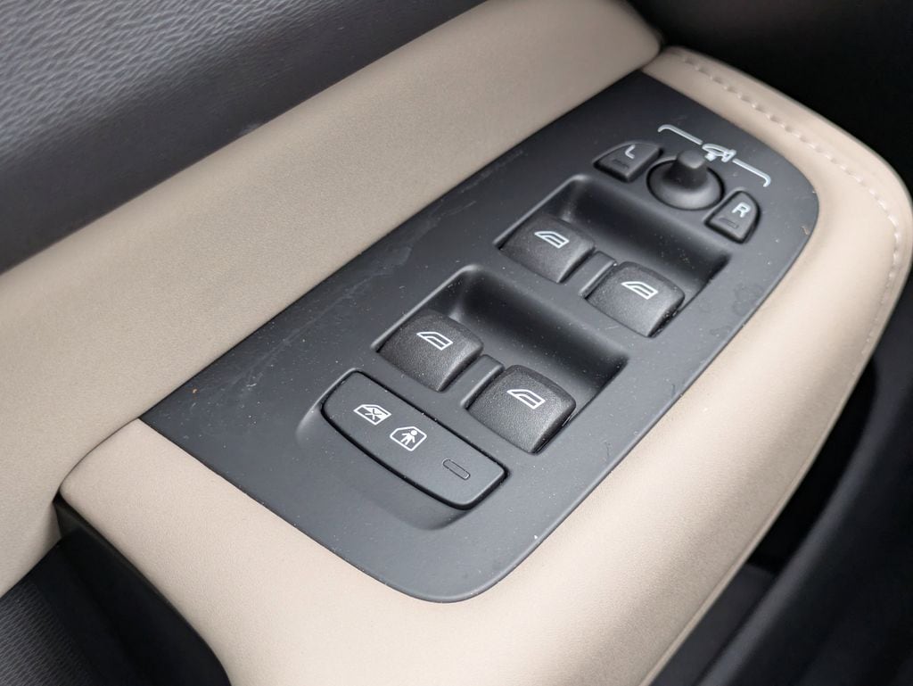 2026 Volvo XC60 Plus - Photo 27