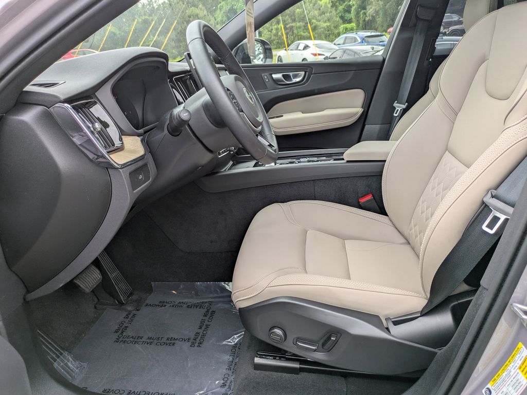 2026 Volvo XC60 Plus - Photo 22