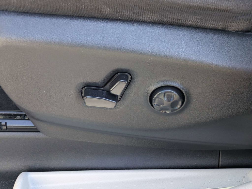 2023 Chrysler Voyager LX - Photo 19