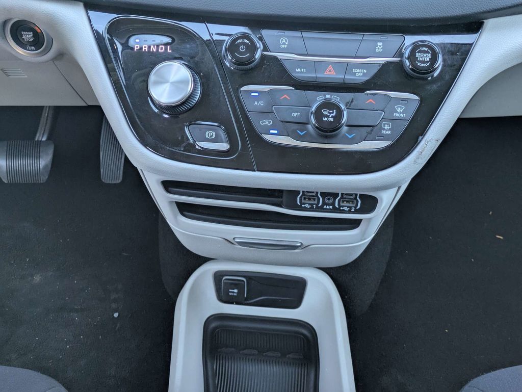 2023 Chrysler Voyager LX - Photo 18