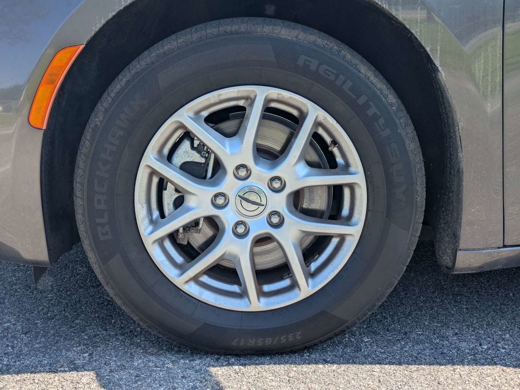 2023 Chrysler Voyager LX - Photo 11