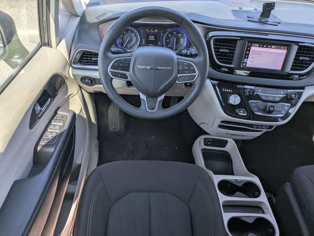 2023 Chrysler Voyager LX - Photo 15